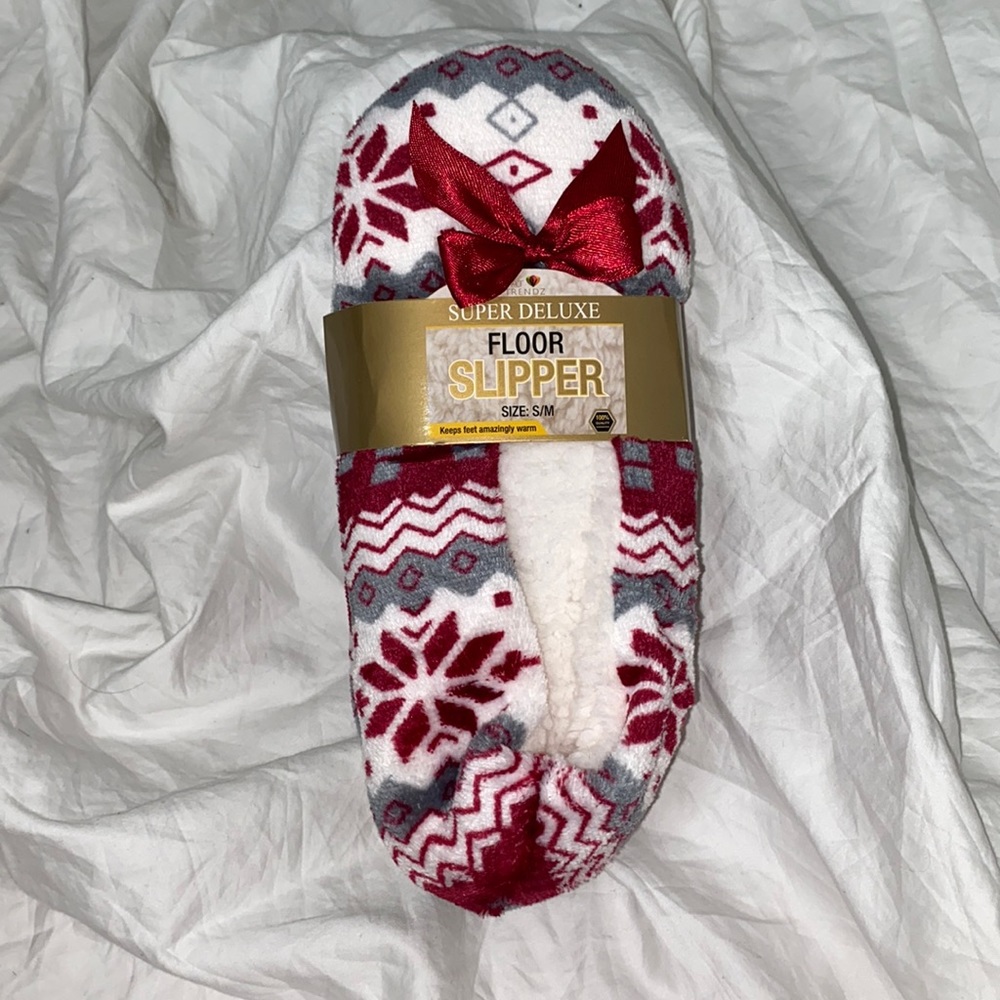 NWT Women’s Heat Trendz Super Deluxe Red and White floor slipper. Size S/M.